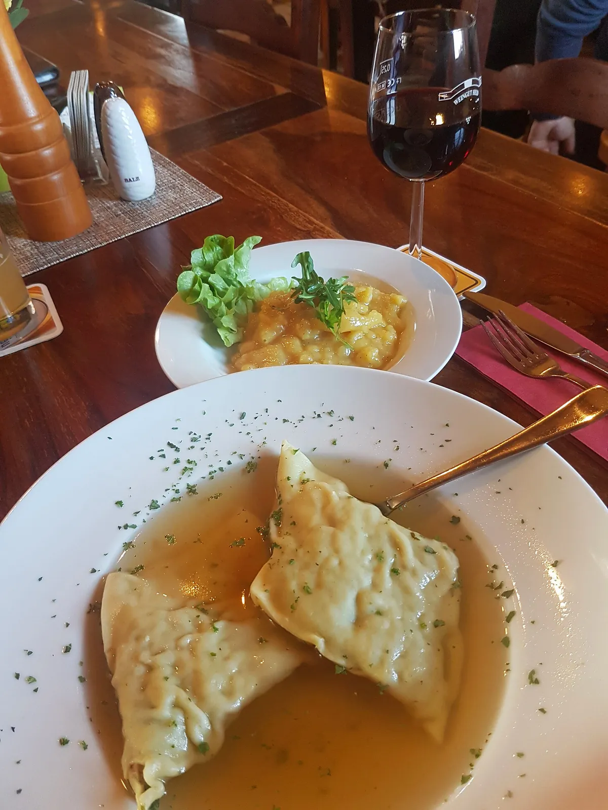 フェルバッハの飲食店「Zum Kuckuck」で出された自家製マウルタッシェン。ブイヨンの皿とポテトサラダ