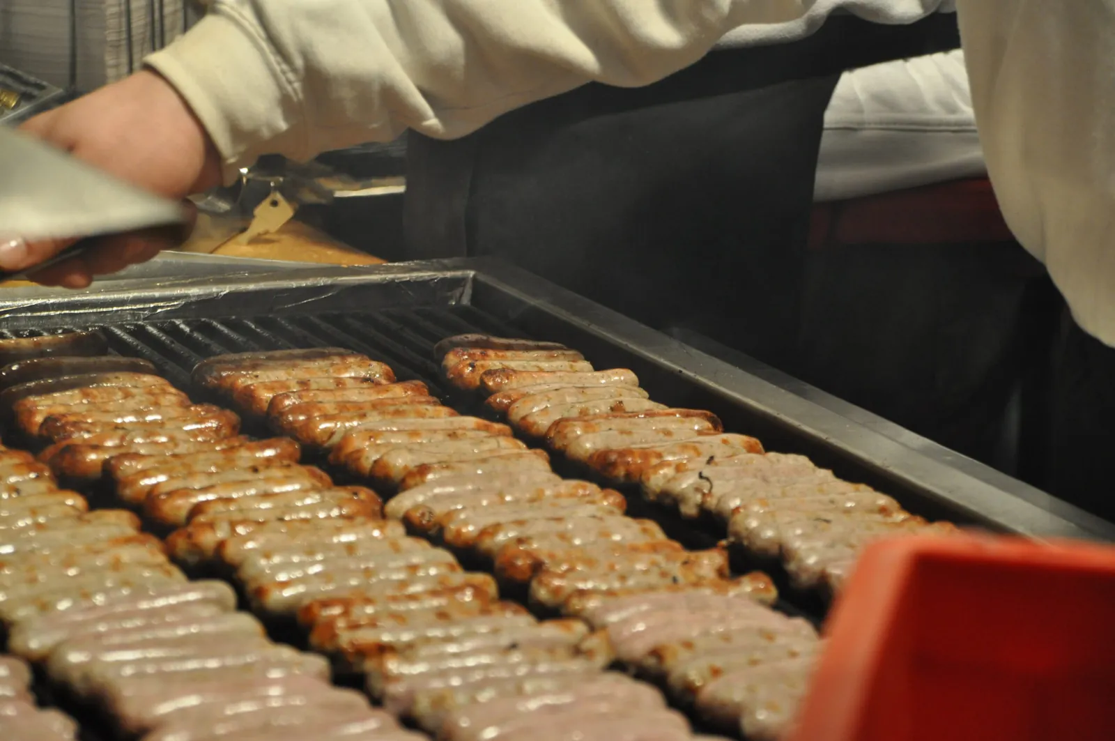 ニュルンベルクのクリスマス市（クリストキンドレスマルクト）の焼き台に並ぶロストブラートヴルスト（2009年）