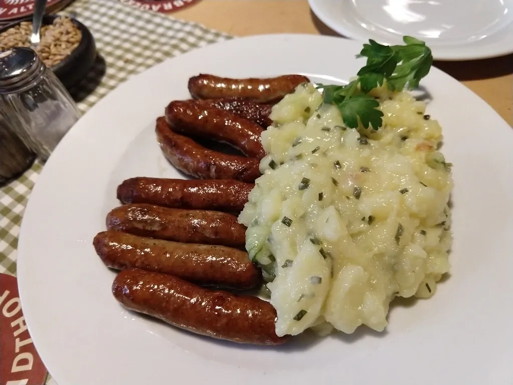 ニュルンベルクで出されたロストブラートヴルストとポテトサラダ。小型のソーセージが並ぶ