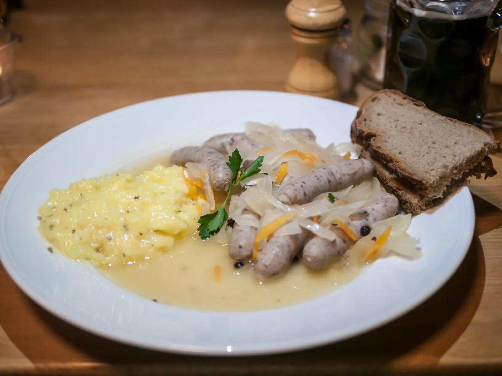 酢と玉ねぎの煮汁で煮た「ザウレ・ツィプフェル」とポテトサラダ、黒パン。ニュルンベルク（2019年）