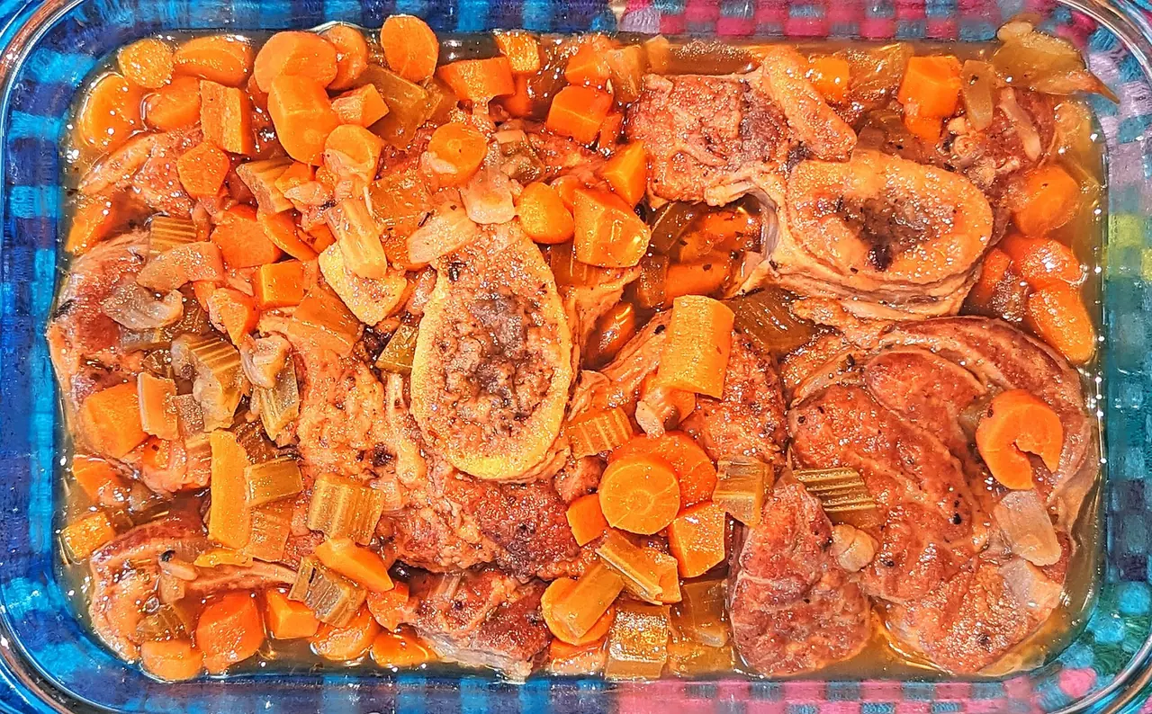にんじんとセロリを加えたトマト入りのオッソブーコ