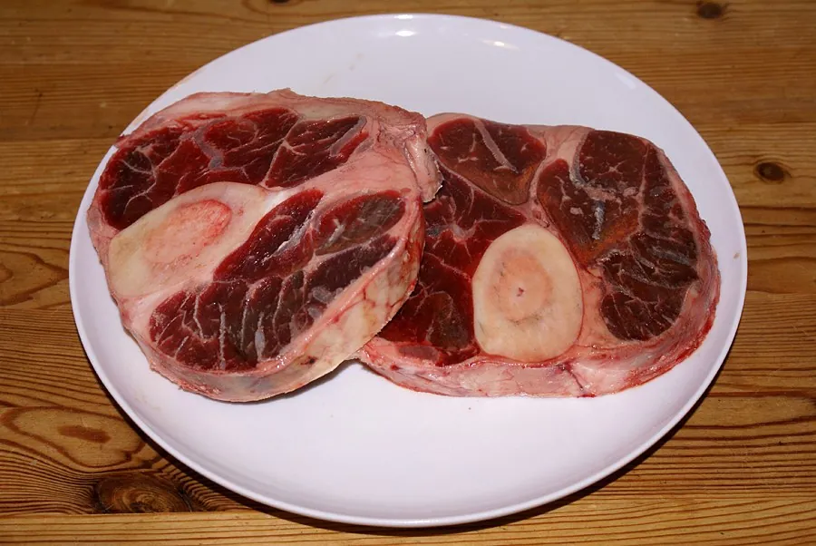 輪切りにした子牛のすね肉。中心に骨髄の入った骨がある
