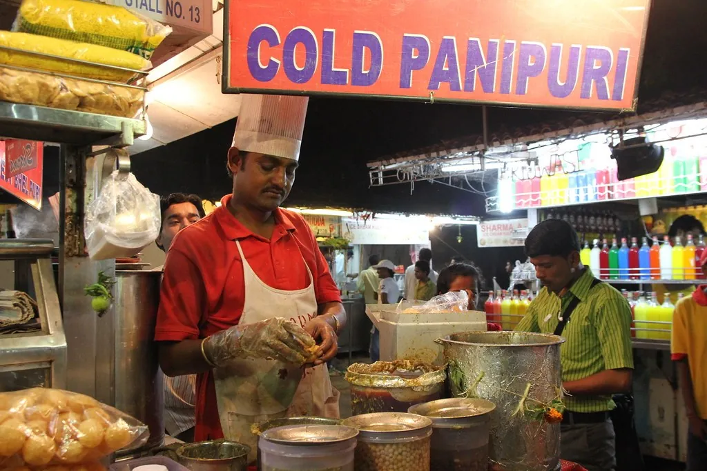 「COLD PANIPURI」の看板を掲げた屋台