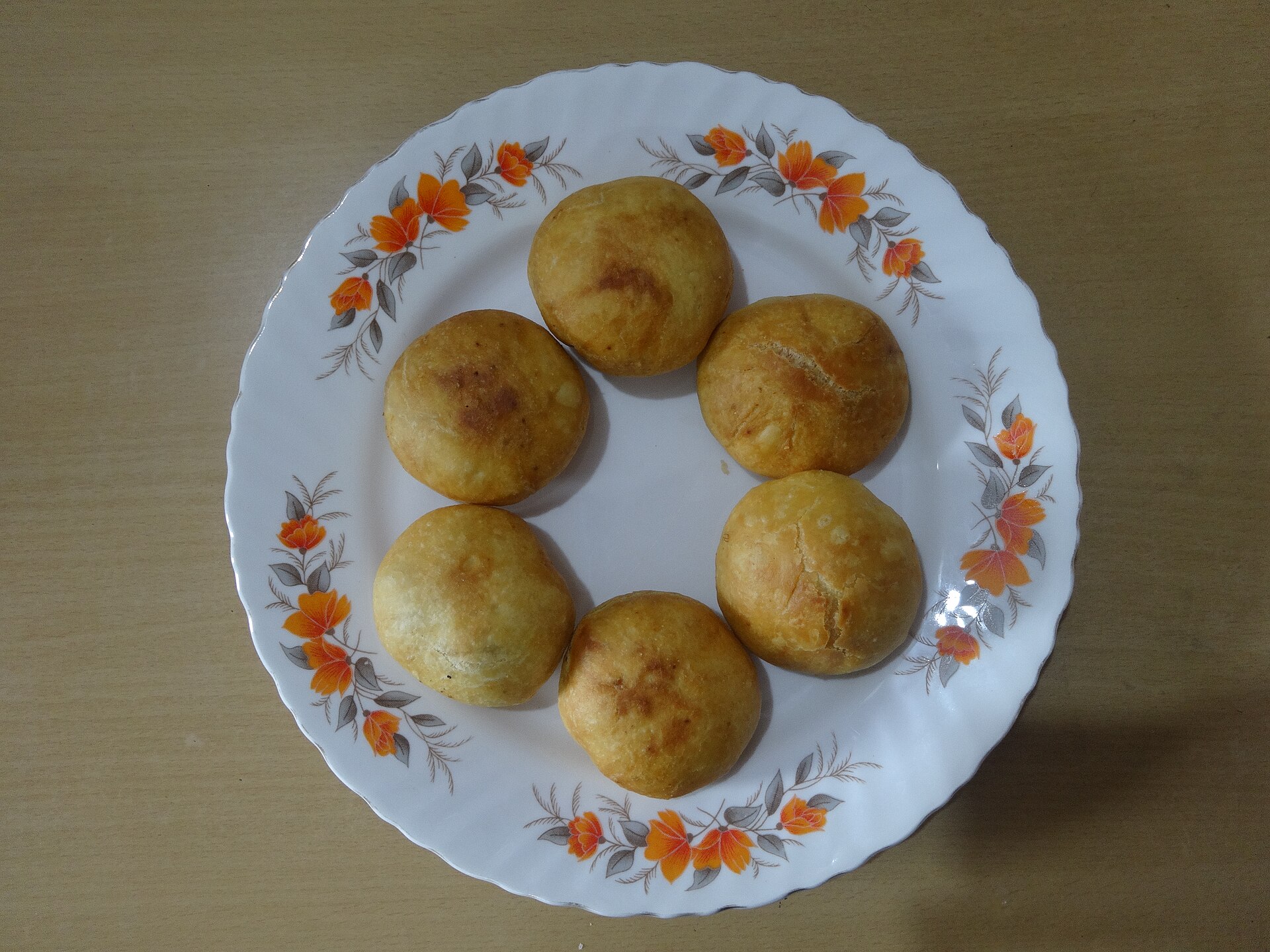 乳を煮詰めた餡を包む甘いコーヤ・カチョリ